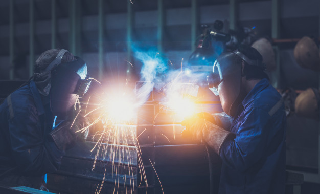 Soldadores trabalhando em estrutura metálica